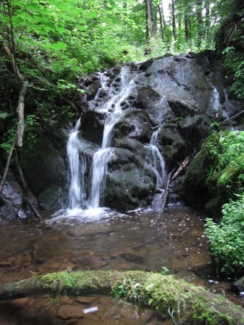 Kleiner Wasserfall bei der Elfengrotte